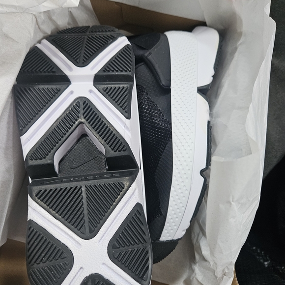 Nike Go Flyease Women's Athletic Shoe - Picture 4 of 5